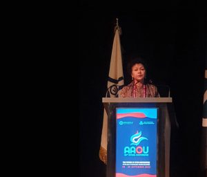Professor Asha Kanwar presenting keynote address at AAOU